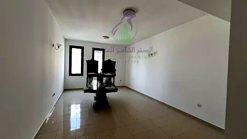 شقة غرفتين وصالة للإيجار السنوي في المجاز 3 الشارقة بتشطيبات عصرية وتكييف على المالك وموزع وغرفة معيشة