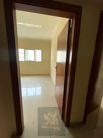 شقة للإيجار السنوي في القاسمية بموقع مميز 3 غرف منها غرف ماستر وغرفة خادمة ماستر وبلكونة وباركن مجاني وموزع ومساحات واسعة