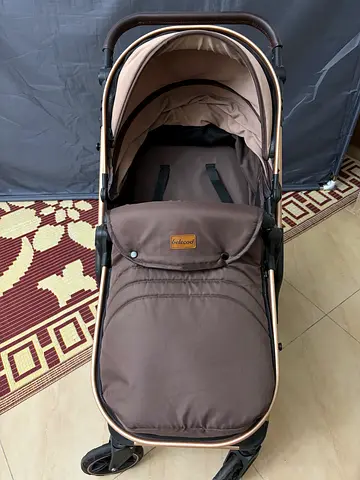 Lightweight brown baby stroller/pram with hood and Basinet  - rarely used
