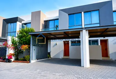 Bright and Spacious 3BR+ M Single Row Townhouse