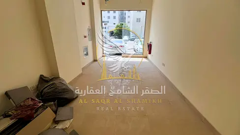 محل تجاري بمساحة 800 قدم مربع في موقع مميز بالقليعة – الشارقة، مع حمام وتصميم راقٍ، مناسب للعديد من الأنشطة التجارية
