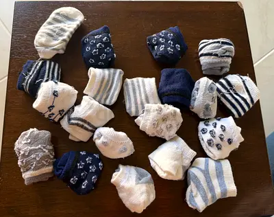 20 pairs of baby socks, all for 15 dhs, size 0 to 1 yr