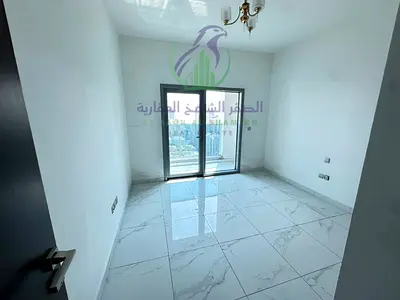 شقة ثلاث غرف وصالة للإيجار السنوي في المجاز 1 الشارقة بأربع حمامات وغرفة خادمة وخزائن ملابس مع جيم وباركينج وشهر مجاني