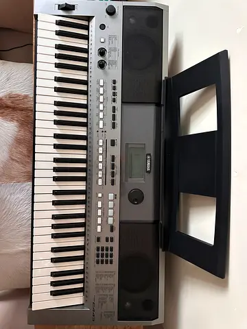 Yamaha PSR-E443 61-Key Keyboard – Excellent Condition