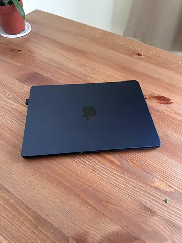 MacBook Air 2022 in excellent only 20 times charged