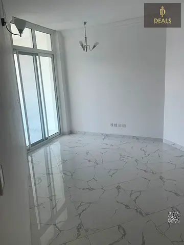 شقة راقية غرفة وصالة للإيجار في أبراج الواحة (Oasis Towers)، عجمان | مع بلكونة ومطبخ مغلق | 2 حمام وموقف سيارات | 37,000 درهم (4 دفعات)