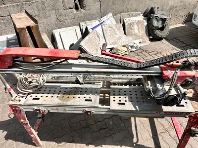 Tile cutting machine