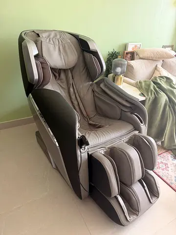 Full-body Electric Massage Chair - Excellent Condition