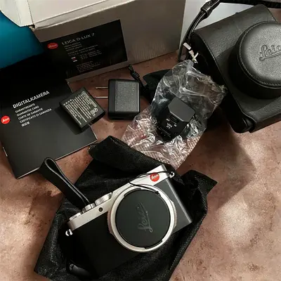 Leica D-Lux 7 compact digital camera with case, charger and accessories