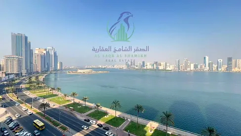 شقة ثلاث غرف وصالة للايجار السنوي في منطقة المجاز 3الشارقة باركن مجاني مفروشة غرفة خادمة ماستر بلكونات اطلالة بحرية مباشرة غرف ماستر مساحة واسعة