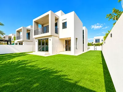 Vacant | Immaculately Maintained | Prime Park & Pool Location