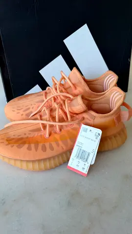 Yeezy 350 V2 Replica – New with Tags