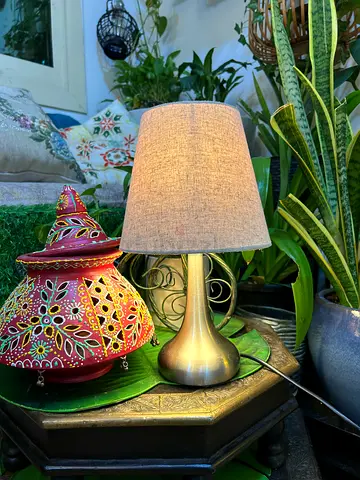 Decorative table lamp with beige fabric shade and brass base (25 cm)