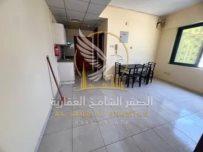 غرفة وصالة  في المريجة الشارقة تكييف وغاز مركزي خزائن حائط إطلالة مفتوحة تسهيلات في السداد صيانة على المالك وقريبة من دبي وعجمان