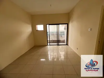 راحة تبدأ من أول لحظة في أبو شغارة، غرفة وصالة مع بلكونة ونوافذ زجاجية كبيرة للتهوية والإضاءة الطبيعية، غاز مركزي، كاميرات مراقبة وحراسة 24 ساعة، وموق