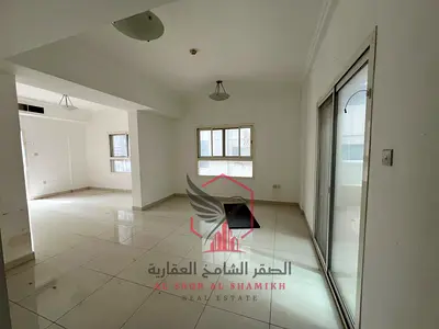 تكييف وغاز مركزي وصيانة مجانية! غرفة وصالة بالخـان بمساحة كبيرة، بلكونتان بإطلالة بحرية، حمامان، غرفة ماستر، تشطيب جديد وموقع حيوي قريب من كورنيش المم