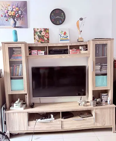 Wooden Entertainment TV Unit with Glass Cabinets – Light Oak, Good Condition
