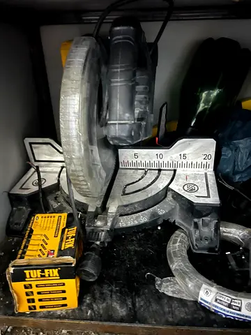 Mitre saw machine