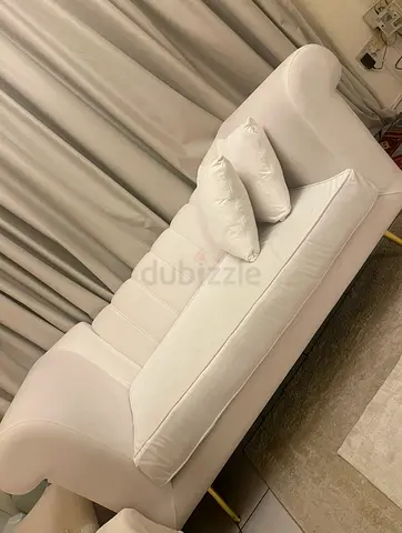 White Modern Sofa – Excellent Condition