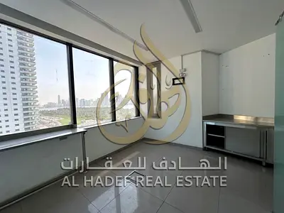 ادفع سنتين واحصل على 12 شهرًا مجانًا! مكاتب تجارية فاخرة بإطلالات بحرية في المجاز 1 مبنى تجاري مجدد بالكامل وكأنه جديد في موقع مميز على كورنيش المجاز