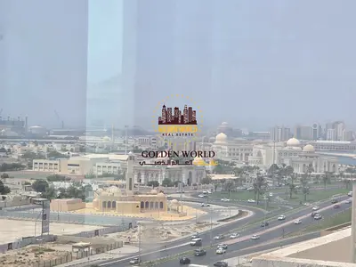 للإيجار السنوي في المجاز 3، غرفتين وصالة مجددة بالكامل، تكييف مجاني، مطبخ مجدد مفتوح على الموزع، خزن بالحائط وحمامين، مع شهر مجاني. السعر 50 ألف درهم
