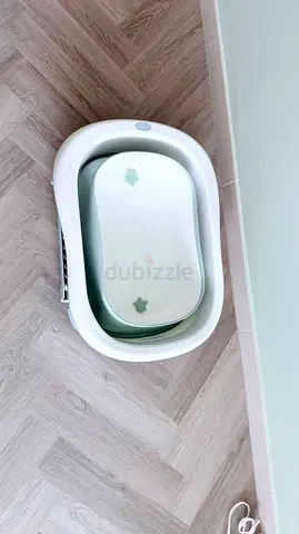 Foldable baby bath tub with infant support - gently used