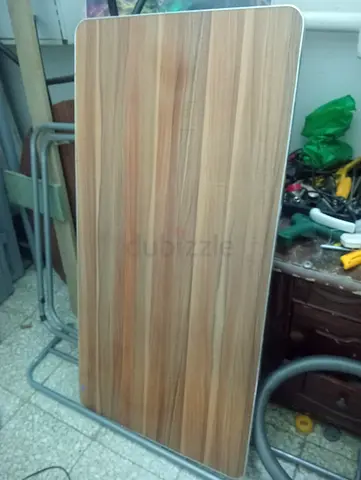 Folding table