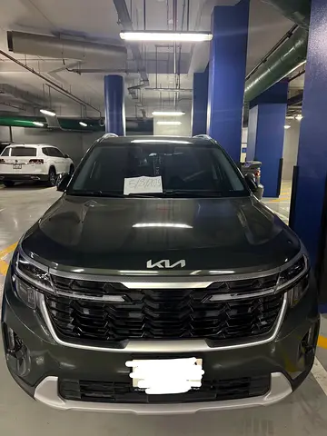 Kia Seltos top of the line Under Warranty, low mileage and accident free