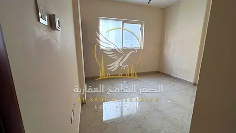 غرفة وصالة للإيجار في القليعة بمساحة واسعة وتكييف مركزي وموقع حيوي