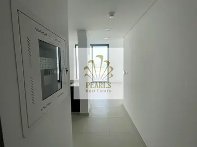 أفخم شقة غرفتين وصالة للإيجار السنوي في أجمل مكان بالحمرية | تراس كبير بإطلالة بحرية مباشرة | غرفتين ماستر و3 حمامات وستور | جيم ومسبح وشاطئ وباركينج