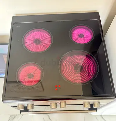 Electric Glass Ceramic Freestanding Cooker with 4 Hotplates - Good Condition