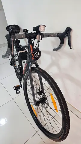 Giant Revolt 2 gravel bike/bicycle ML size - new like condition, 700c wheels with helmet, cushion.
