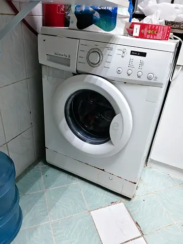 LG- Used front-load washing machine - 7kg, needs minor body repair