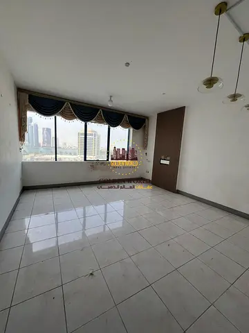🏠 شقة 3 غرف وصالة للإيجار – الشارقة، المجاز 1 متوفر شقة مميزة بنظام شيرنج للعزاب، تتكون من 3 غرف وصالة، في موقع مميز بمنطقة المجاز 1. 💰 السعر السن