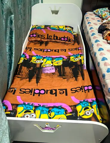 Single toddler bed with Minions bedding - good condition