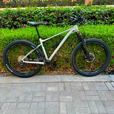 Giant Fathom 2 Large Frame, Dropper Seat-post, Deore Groupset, Hydraulic Brakes, Tubeless Tires.