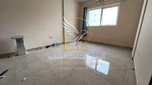 غرفة وصالة واسعة للإيجار في القليعة الشارقة مع تكييف مركزي وموقع حيوي قريب من الخدمات