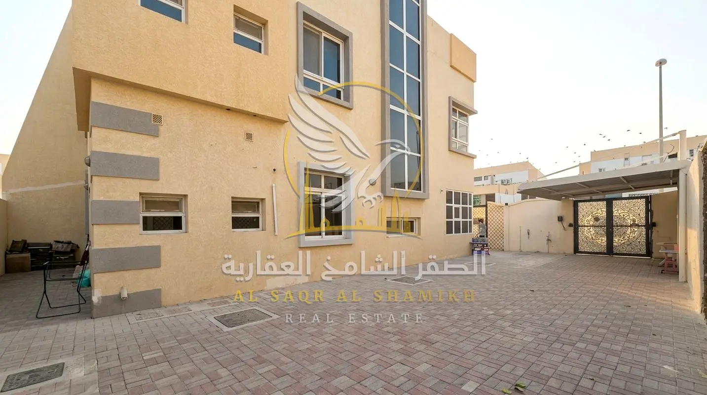 فيلا بدون تأمين للإيجار السنوي في الجزات بمدخلين منفصلين صالون كبير مساحة واسعة اربع غرف نوم ماستر غرفة خادمة ماستر ستور حوش كبير باركن داخلى وخارجى