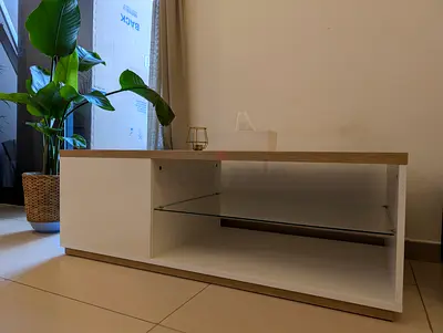 Modern coffee table in white and oak finish