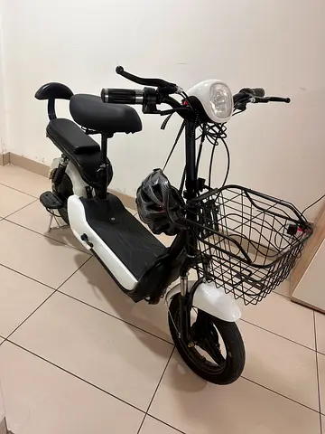 Electric scooter / e-bike with front basket and child seat - good condition, no battery no charger