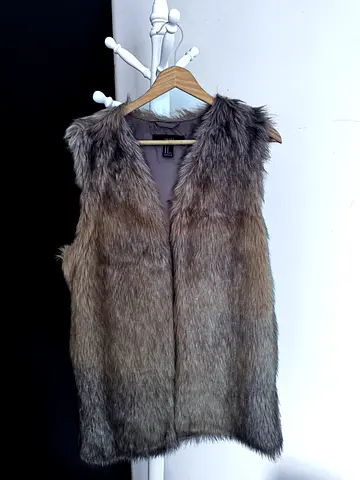 Genuine-style grey faux fur vest - sleeveless warming layer, size medium