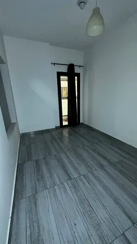 استوديو واسع بتصميم مميز جدًا للإيجار السنوي في الراشدية 1 – شارع خليفة بن زايد