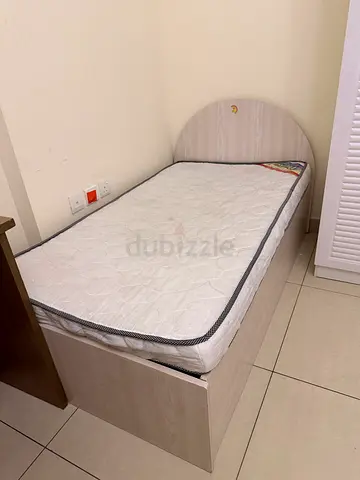 KIDS Single wooden bed with mattress – light wood, good condition