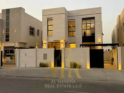 Villa for sale – 3 floors – Registration fees included – Freehold – Close to all amenities.