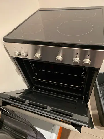 Freestanding electric cooker with ceramic hob and oven - good condition