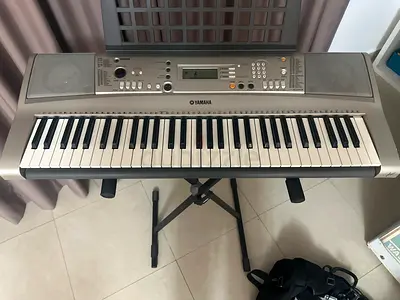 Yamaha electric piano keyboard