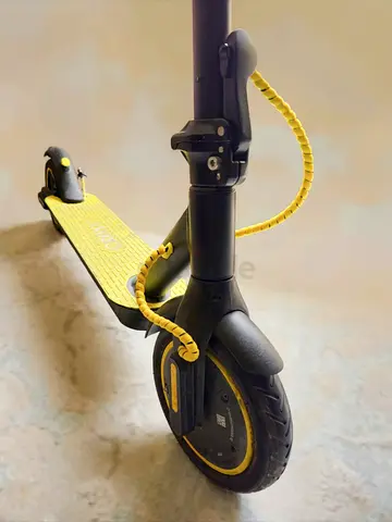 Used electric scooter with lock - New used few times. Box is also available.