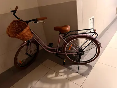 Beautiful Pink Vintage City Bicycle with Wicker Basket – Excellent Condition