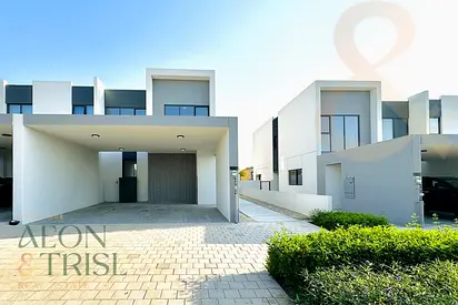 Single Row | La Rosa 6 | Big Plot | Near Park