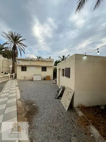 متاح للبيع في رأس الخيمة بيت شعبي في منطقة الخران ثاني قسيمة من الشارع الرئيسي، خلف عرب سنترإمكانية ضم الأرض الجانبية مثل الجار،ضعف المساحة الحالية